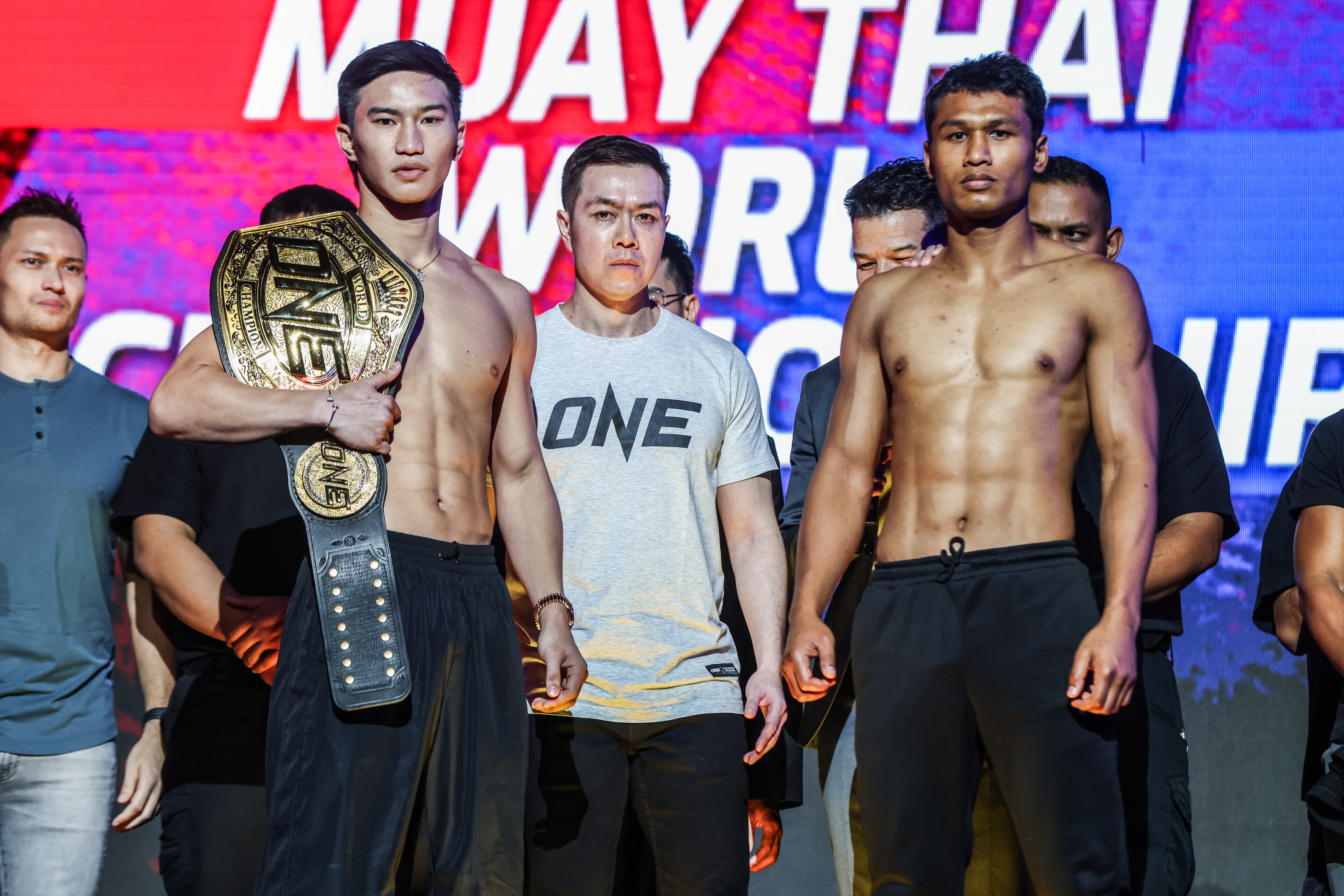 Tawanchai vs. Nattawut II faceoff