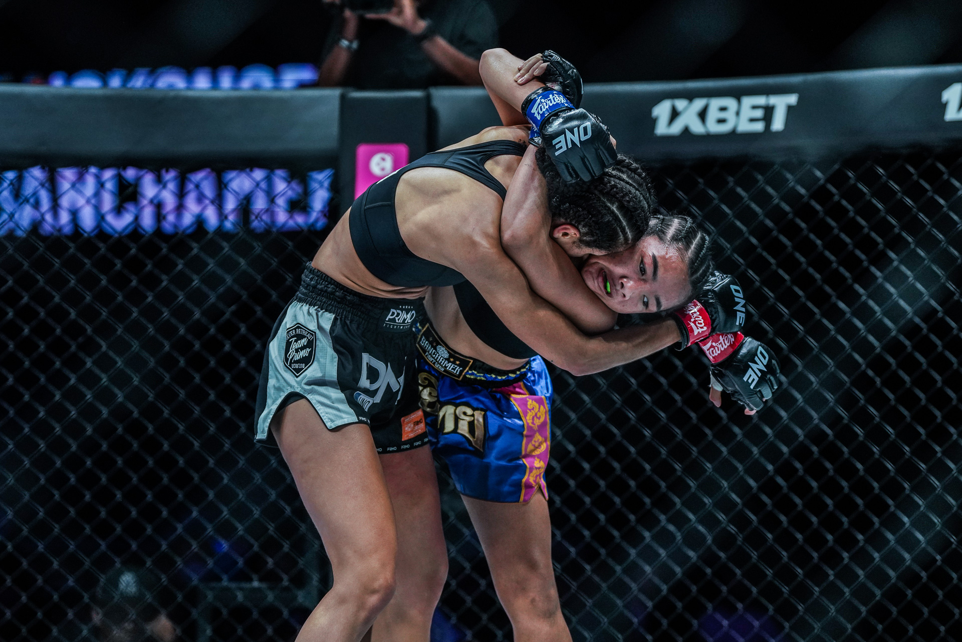 Lara Fernandez clinches with Dangkongfah Banchamek at ONE 164